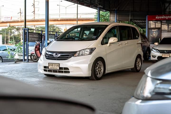 2015 HONDA FREED สีขาว