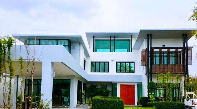 สมาคมชาวปักษ์ใต้ 1กม.ถ.ให้เช่าคฤหาสน์ 3 ชั้น 102ตร.วา.308 ตร.ม.MRT หลักสอง 4.5 กม ติดถนนใหญ่ 3นอน 4น้ำ 1