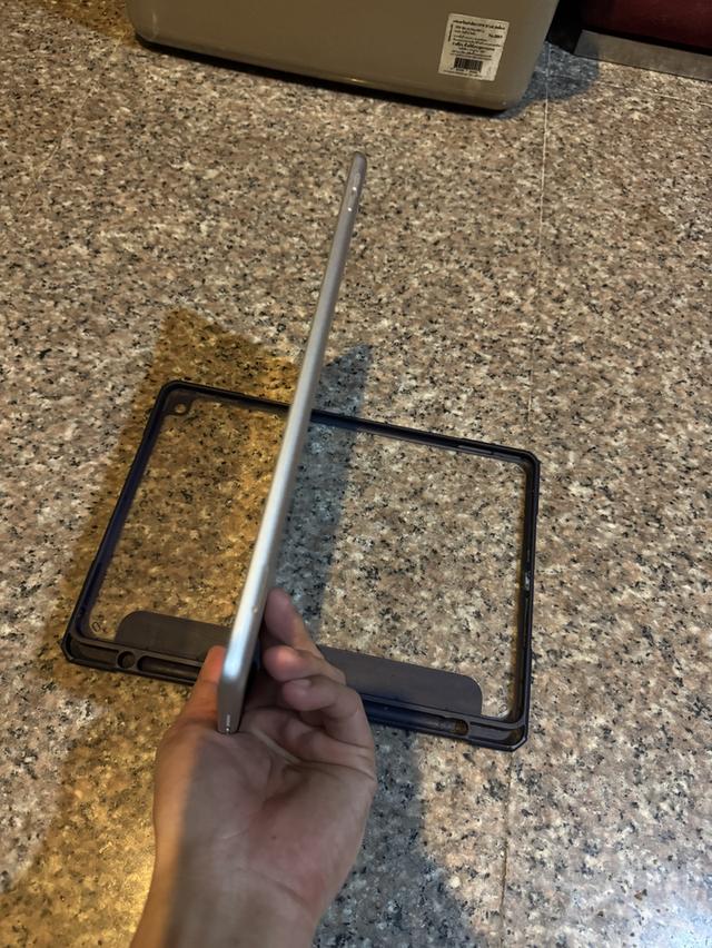 ขายiPadGen8สีหายากSilver128กิ๊กWifi Celluer ใส่ซิมได้สภาพสวยใช้งานดีถูกๆ 6