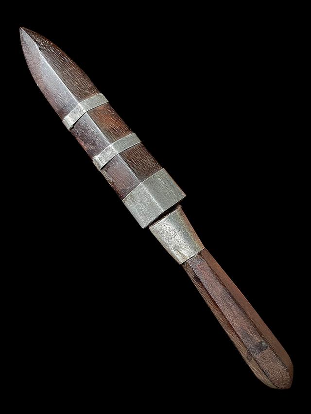 มีดหมอหลวงพ่อรุ่งวัดหนองสีนวล นครสวรรค์ ไม้พญางิ้วดำ ยุคต้น