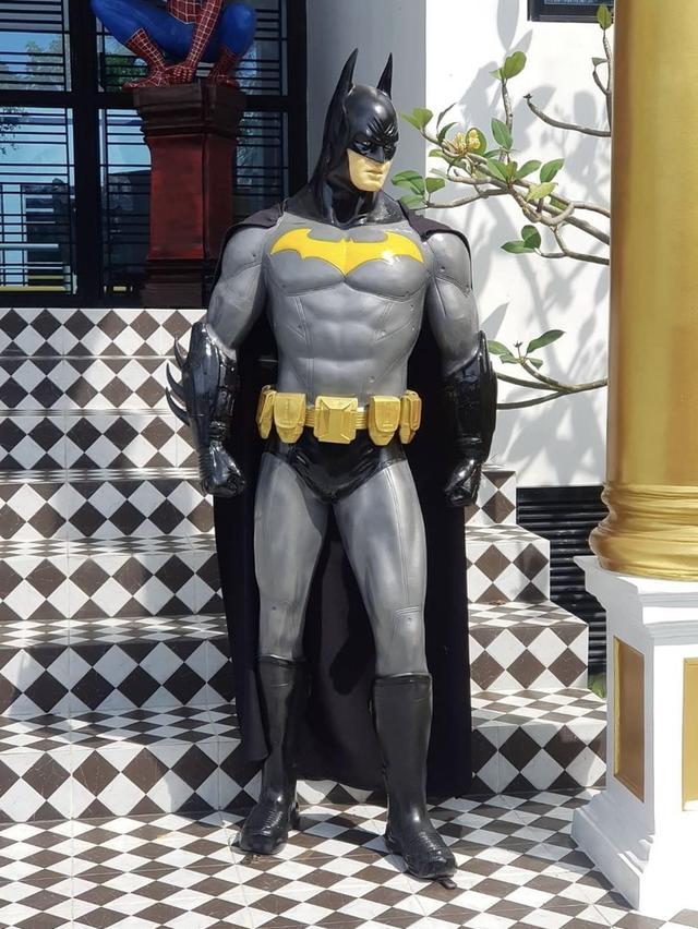 หุ่นจำลองฮีโร่แบทแมน หุ่นแบทแมนไฟเบอร์กลาส ขนาดสูง2เมตร มือหนึ่ง 1