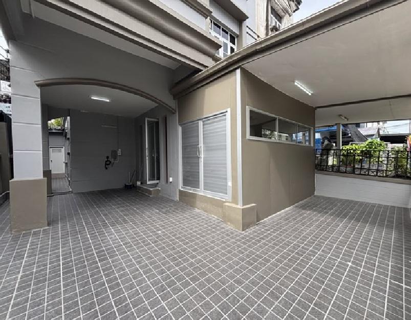 ให้เช่าทาวน์โฮม 3 ชั้น / ทำเลซอยอ่อนนุช 39 / พื้นที่ดิน 40 ตารางวา / พื้นที่ใช้สอยกว่า 250 ตารางเมตร / จอดรถ 2-3 คัน 2