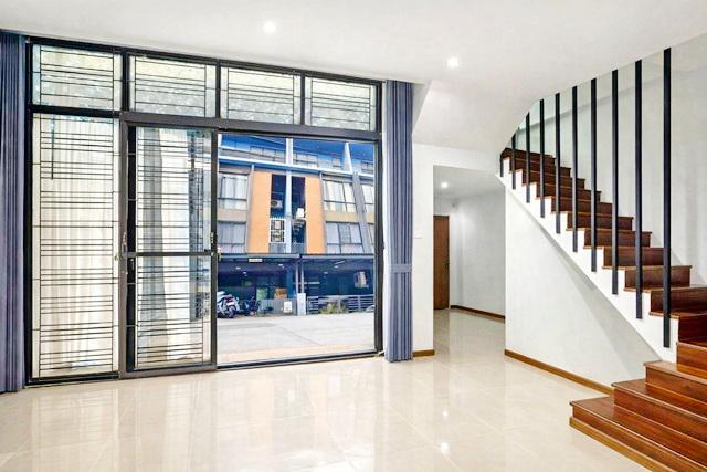 ให้เช่าทาวน์โฮม 3.5 ชั้น เซ็นทรัลแจ้งวัฒนะ 1.6 กม. 27 ตร.วา. 340 ตร.ม. แจ้งวัฒนะ 33-37 MRT เมืองทองธานี 900 ม. MRT ศรีรั 5