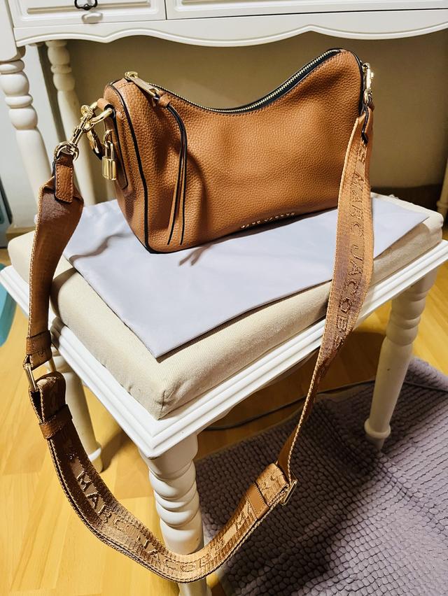 “Marc Jacobs Soft Shoulder Bag หนังแท้ สายโลโก้ สีน้ำตาล” รูปที่ 3
