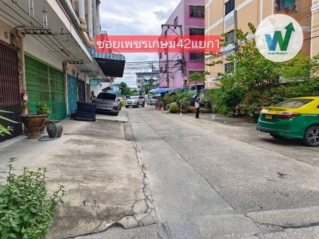 ขายขาดทุน ตึกแถวใกล้เดอะมอลล์ท่าพระ  ทำเลเพชรเกษม มีที่จอดรถ 2 คัน ห้องนอน 4 ห้อง พร้อมอยู่ ใกล้ทางด่วนสายศรีรัช 9