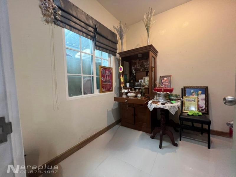 68040500 : ขายทาวน์เฮ้าส์ 2 ชั้น ห้องมุม หน้ากว้าง 5.5 เมตร บนที่ดินขนาด 16.7 ตรว. หลังบ้านไม่ติดใคร(เป็นสวน) หมู่บ้านโกลเด้น ทาวน์ วิภาวดี-แจ้งวัฒนะ 8