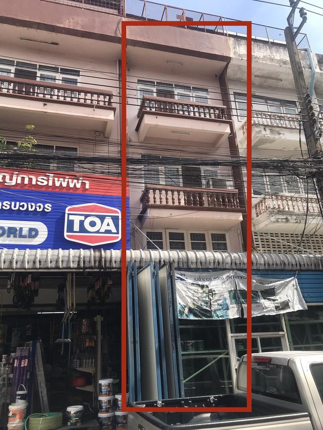 ขายตึกแถวอาคารพาณิชย์3.5ชั้น 16ตรว. หมู่บ้านสยามวิลล่า ซ.เพชรเกษม48แยก45 เนื้อที่ 16 ตารางวา 3 ห้องนอน 3 ห้องน้ำ ขาย 3,300,000 บาท   1