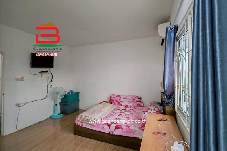 ทาวน์เฮาส์ หมู่บ้าน อยู่เจริญ 5 (รังสิต-นครนายก 74) ติดถนนไสวประชาราษฎร์ เนื้อที่ 21.6 ตารางวา ใกล้ตลาดกลางลาดสวาย ตำบลลาดสวาย อำเภอลำลูกกา จังหวัดปทุ 8