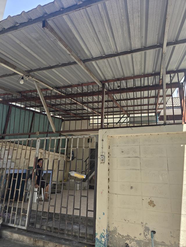 ขายทาวน์เฮ้าส์เนื้อที่ 33 ตารางวา อยู่ซอยประชาราษฎร์บำเพ็ญ 1 ถนนรัชดาภิเษก เขตดินแดง หน้าปากซอย คือ แยกพระพิฆเนศ 1