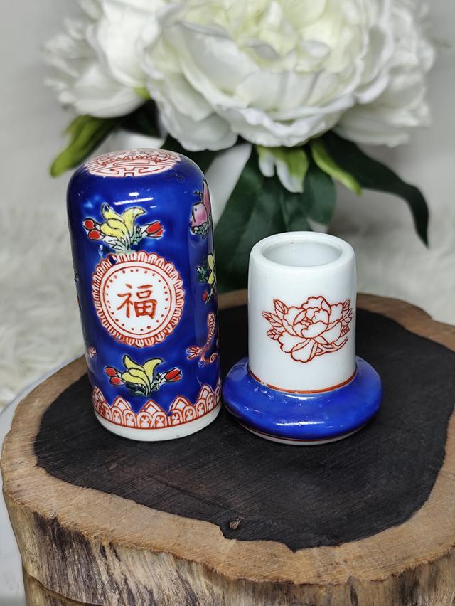 ตลับเก็บไม้จิ้มฟัน Famille Rose ลายอักษรจีนคำว่า "福" (ฮก) ซึ่งหมายถึงโชคลาภ ความสุข หรือความโชคดีมีตราประทับใต้ฐาน รูปที่ 5