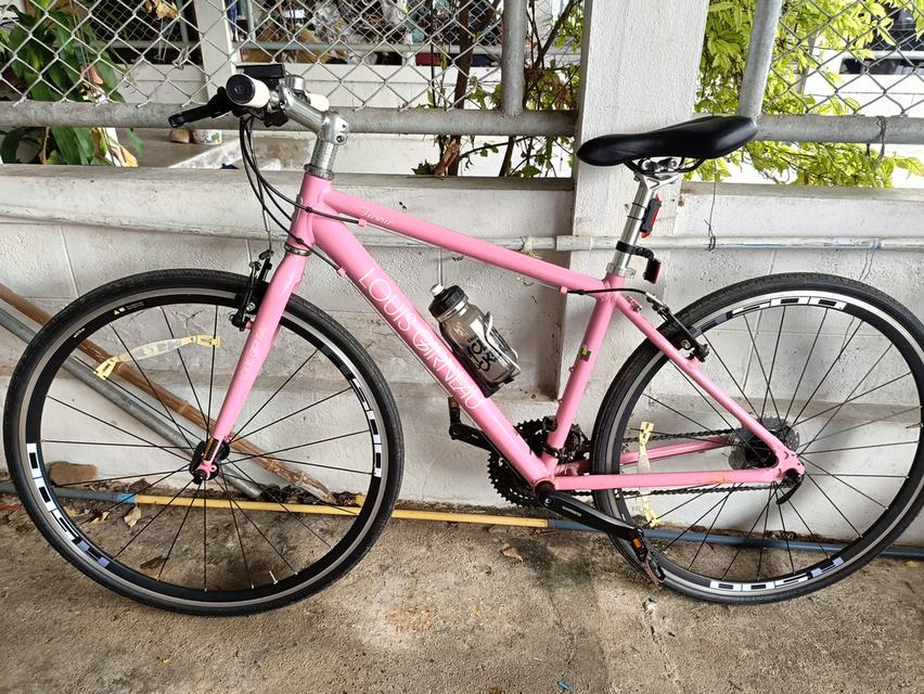 จักรยานไฮบริดสีชมพูในภาพคือรุ่น Louis Garneau Tireur (เทียร่า)
