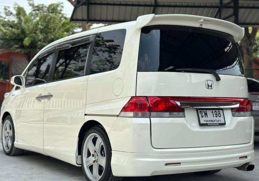 Honda Stepwagon Rg1 สีขาว 2