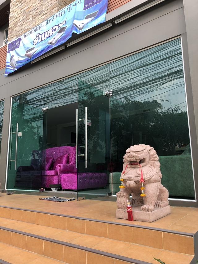 เจ้าของ ขายพร้อมผู้เช่า อาคาร โชว์รูม สำนักงาน ติดริมถนน ผู้คนผ่านเห็นมากกว่าหนึ่งแสนคนต่อวัน ทำเลที่ตั้งจุดเด่น ของหายาก ทำเล ราษฎร์พัฒนา รามคำแหง 4