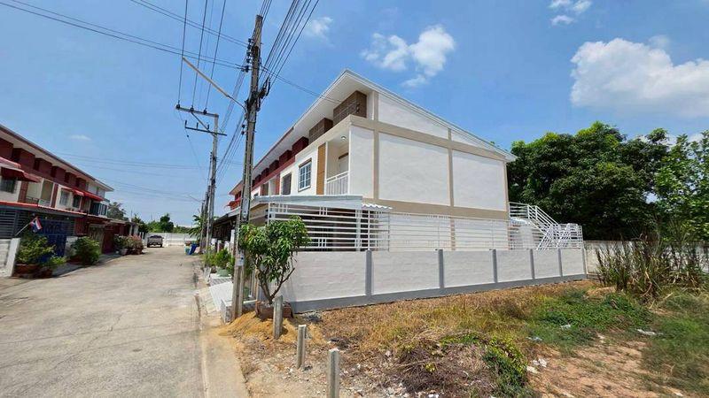 🪴หมู่บ้านพระปิ่น3  บางใหญ่ 🪴ทาวน์เฮ้าส์ 2 ชั้น หลังริม  มีระเบียงรับลมด้านหลังบ้าน มีพื้นที่ด้านข้าง  หมู่บ้านติดถนนกาญจนาฯ บางใหญ่ 8