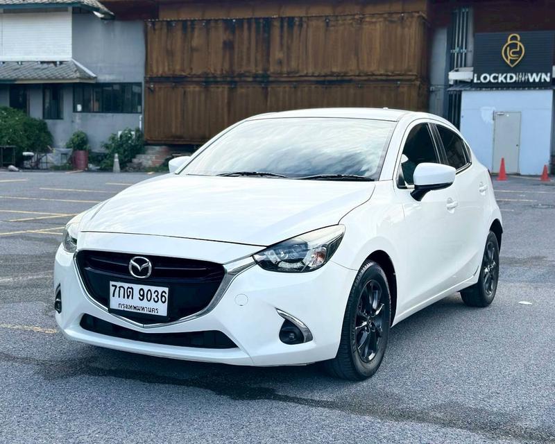 Mazda2 Skyactive 1.3 Sport High connect hatchback เกียร์ Auto สีขาวมุก ปี2018