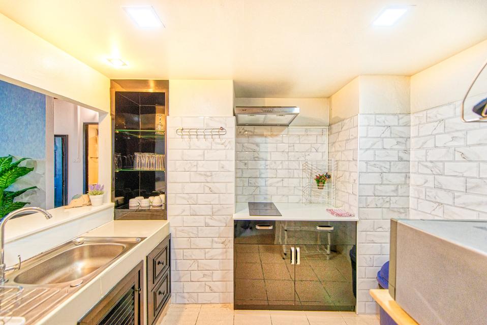 🏙️✨ คอนโดมิเนียมทำเลทองย่านเศรษฐกิจ คุ้มค่าทุกการใช้ชีวิต พร้อมสระว่ายน้ำและระบบรักษาความปลอดภัย 24 ชม. 6