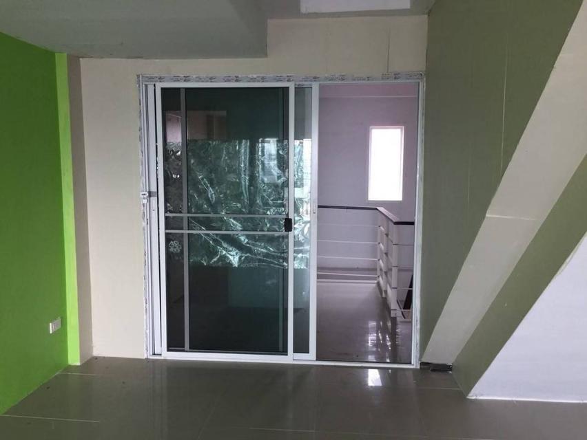 ขายอาคารพาณิชย์ ในนิคมปลวกแดง ต.ปลวกแดง จ.ระยอง 3 ชั้น 16.5 ตรว. ขายราคา 4.1 ล้านบาท สนใจติดต่อ 085-1210072 2