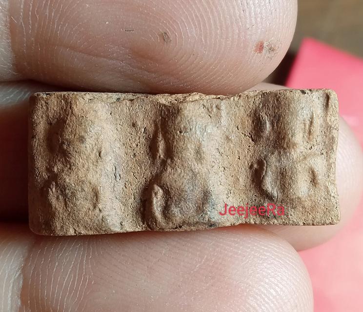 พระกรุนาดูนพิมพ์ตุ๊กตา ตัดสามองค์