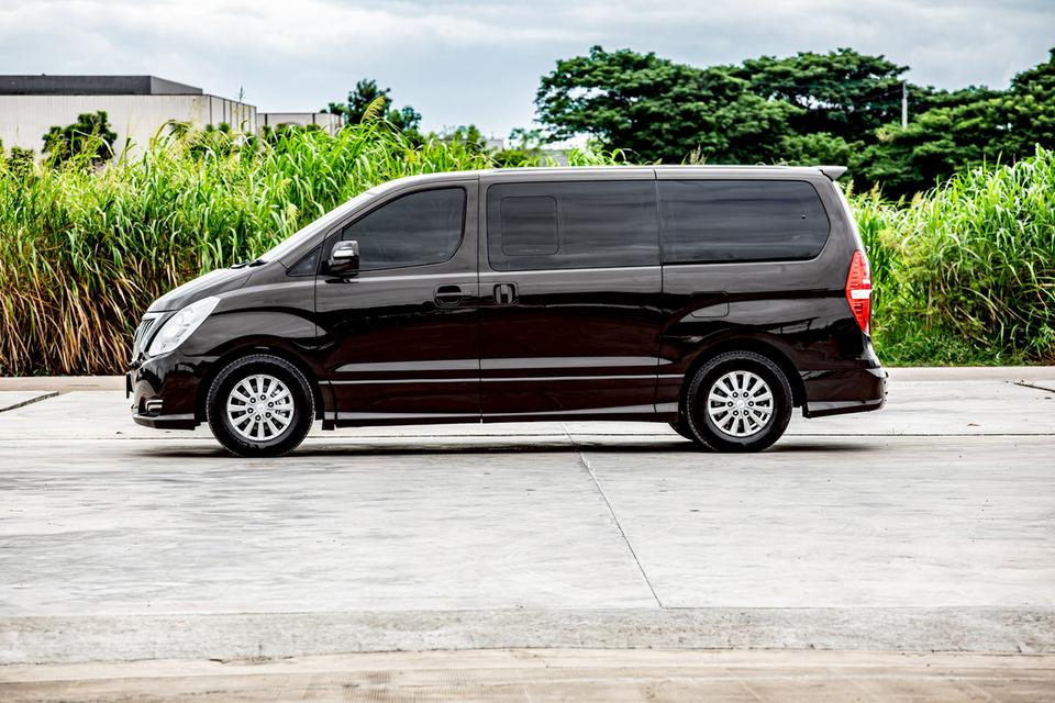 Hyundai H-1 ELITE 2.5 ดีเซล ปี 2016 สีดำ มือเดียวป้ายแดง  9