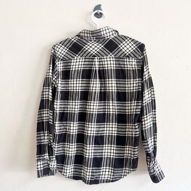 ยุนิS เสื้อเชิ้ตหญิงลายสก๊อตขาวดำ รูปย่อยที่ 2