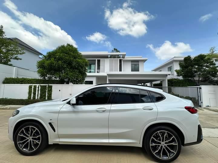 BMW X4 สีขาวสวยหรู 2