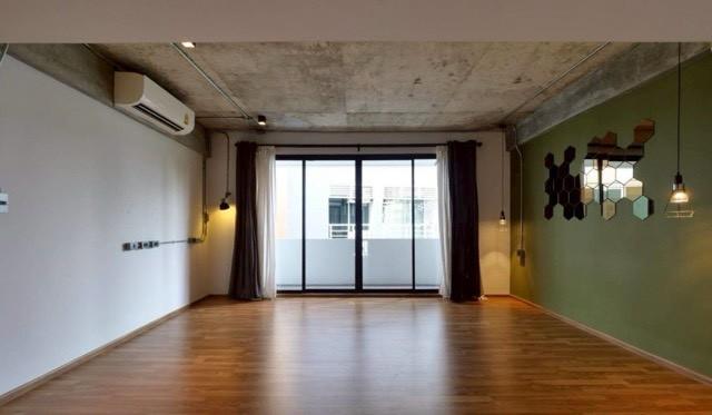 ขายบ้านสไตล์ Industrial Loft 3 ชั้นเล่นระดับ ซอยเอกมัย 28 ดีไซน์โดดเด่นมีเอกลักษณ์ พร้อมอยู่ เหมาะทั้งอยู่อาศัยและทำโฮมออฟฟิศ 7