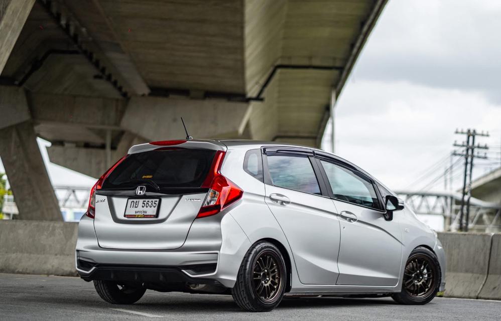 Honda Jazz สีเทาสวยสมบูรณ์ทุกจุด จังหวัด เชียงใหม่ 3