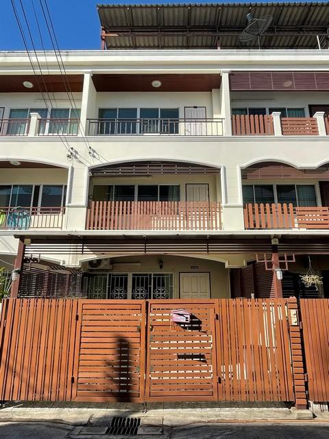 ขายทาวน์โฮม 3 ชั้น + ดาดฟ้า 25 ตรว. 200 ตรม. 4 ห้องนอน ซอยพัฒนาการ 30 ทำเลดีมาก บ้านสภาพดี ใกล้ทางด่วน 1