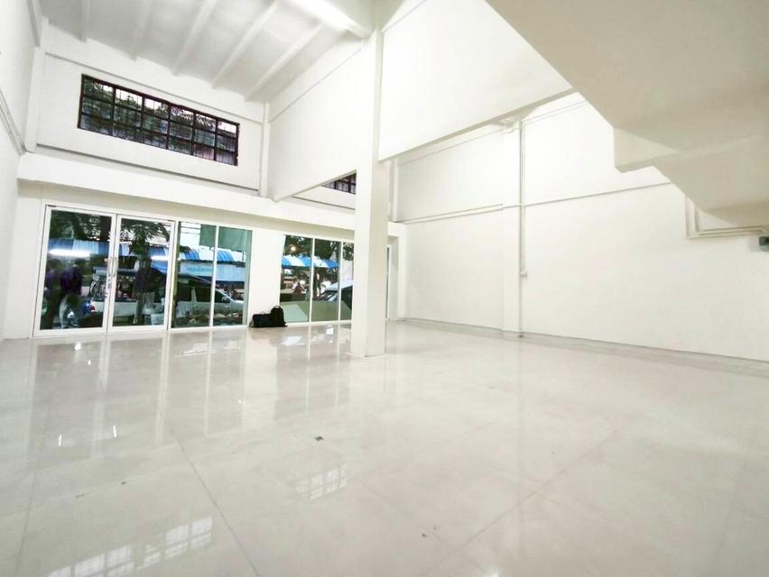 ตึกสวยพร้อมใช้งาน! ชั้น 1 และชั้นลอยรีโนเวทใหม่เอี่ยม ขาวคลีน สวยสะดุดตา จอดรถหน้าตึกสะดวกสบาย พื้นที่ชั้น 2-3 โล่งกว้าง ที่จอดรถสะดวก หร 4
