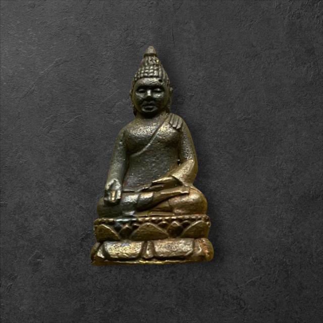 พระชัยวัฒน์ไพรีพินาศ รุ่นชัยชนะศึก วัดบวรนิเวศฯ จ.กรุงเทพฯ ปี 2546 พิธียิ่งใหญ่แห่งปี เนื้อสัตตะ มวลสารโลหะ 7 ชนิด