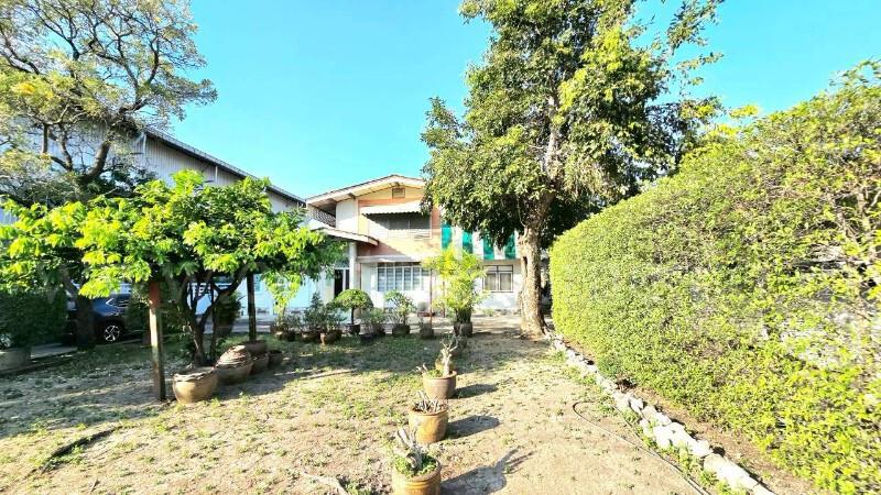 บ้านเดี่ยว 2 หลัง พื้นที่ 387 ตร.วา ซอย ติวานนท์ 46 ใกล้รถไฟฟ้าสายสีชมพู 4