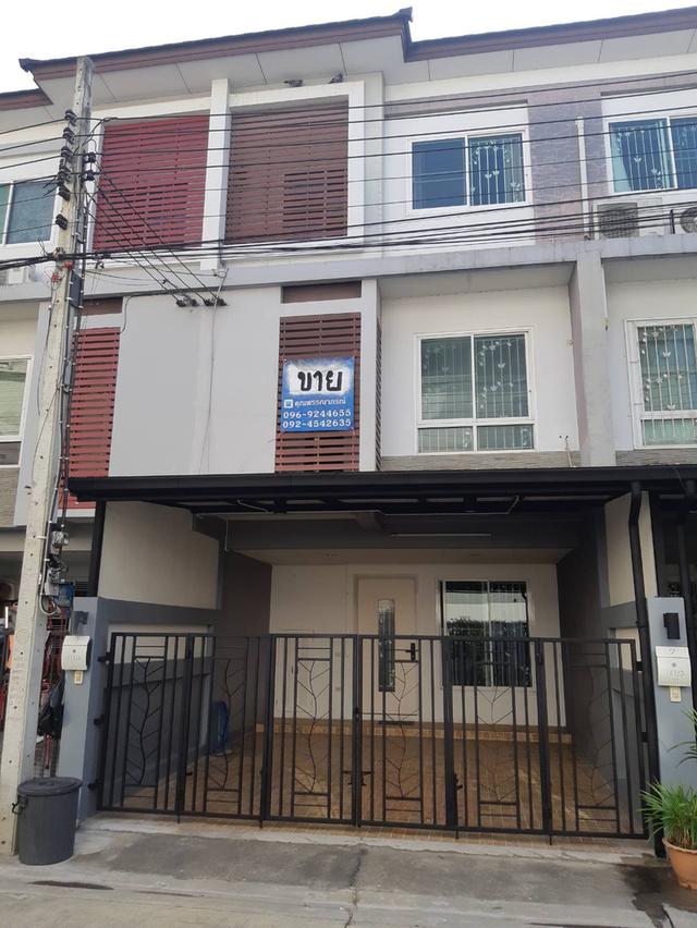 ขายบ้านทาวน์เฮาส์ 3ชั้นสภาพดีมือเดียว อยูในหมู่บ้านธาราดี ราชพฤกษ์ 1