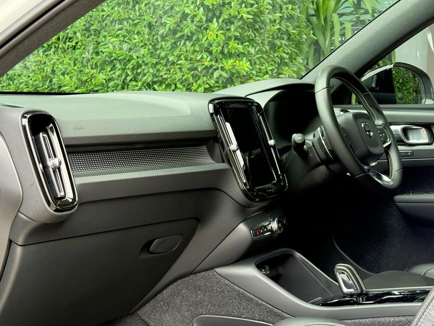 2020 VOLVO XC 40 T5 R DESIGN รุ่น TOP รถมือเดียวออกป้ายแดง รถวิ่งน้อย เข้าศูนย์ทุกระยะ รถไม่เคยมีอุบัติเหตุครับ รูปที่ 11