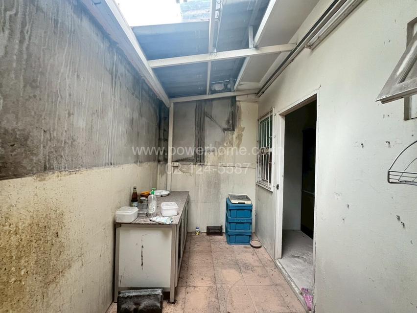 บ้านริมน้ำ ( วัดนาวง )  ถนนพหลโยธิน ต.หลักหก อ.เมืองปทุมธานี จ.ปทุมธานี 12