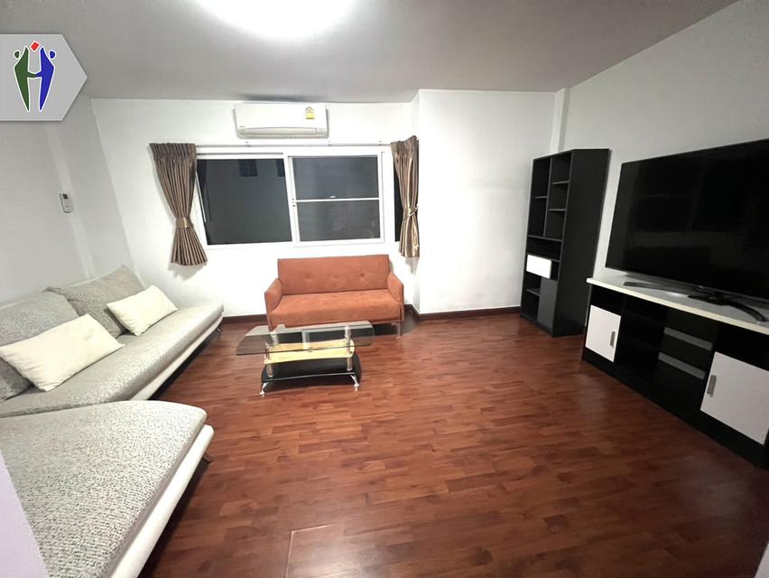 ให้เช่า เดอะ กรีน ลีฟวิ่ง คอนโด 10,000 บาท •	ขนาด 50 ตารางเมตร •	1ห้องนอน 1ห้องน้ำ ห้องนั่งเล่น •	โซฟา, ทีวี,เครื่องปรับอากาศ •	ระเบียง •	สระว่ายน้ำแล 8