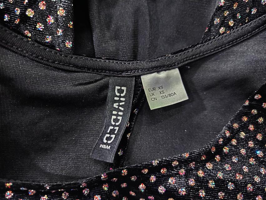 USED H&M - Glittery Black Velvet Crop Top | เสื้อครอปสีดำ เสื้อโชว์หลัง กลิตเตอร์ ลายจุด แขนสั้น คอกลม สายฝอ แท้ มือสอง