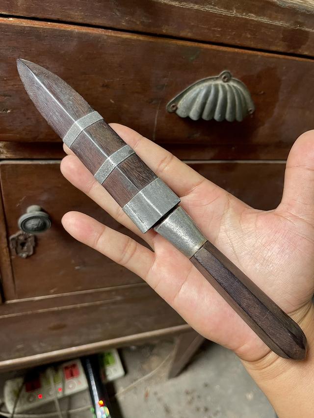 มีดหมอหลวงพ่อรุ่ง วัดหนองสีนวล นครสวรรค์ ไม้พญางิ้วดำ ยุคต้น