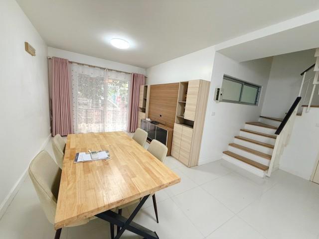 ให้เช่าทาวน์เฮาส์ถนนลาดพร้าว71ซอยสังคมสงเคราะห์10มี4นอน3น้ำแอร์2เครื่อง เฟอร์ 2 ห้องนอนมีตู้เตียง เช่า 18000บาท/เดือน ถ. 2