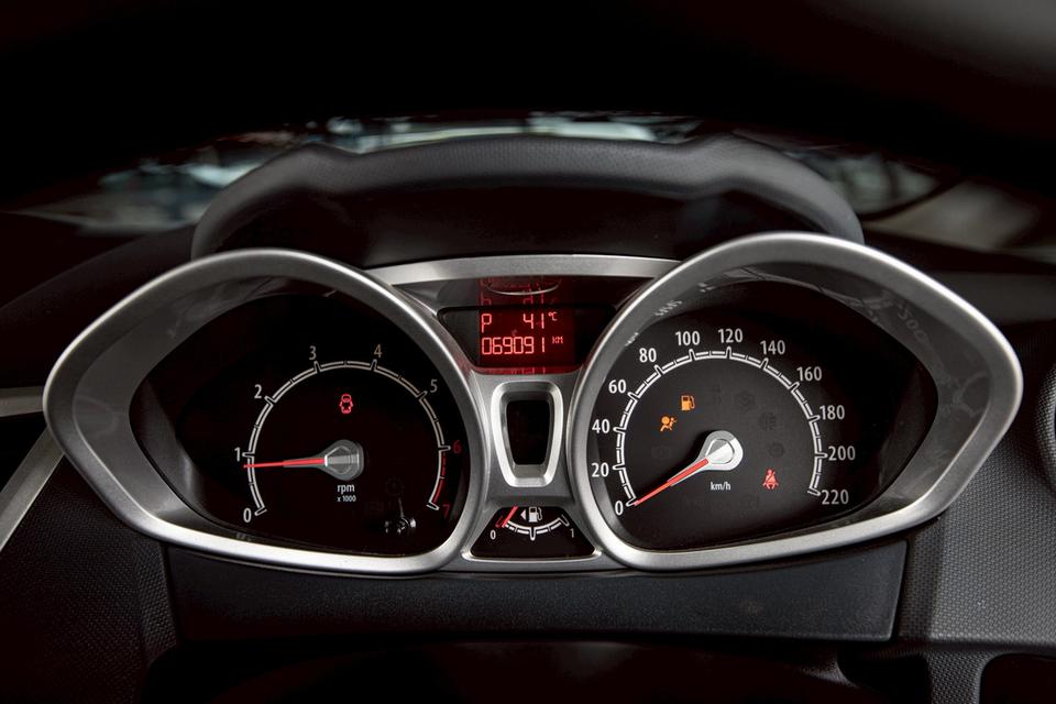 Ford Fiesta 1.5 Sport 5 ประตู สีแดง เกียร์ออโต้ ปี 2013 มือเดียวป้ายแดง 15