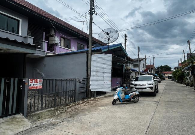 ขายทาวน์เฮ้าส์ หมู่บ้านฉัตรไพลิน ลาดหลุมแก้ว เนื้อที่ 16 ตร.ว. 2 ชั้น 2 นอน 2 น้ำ 2