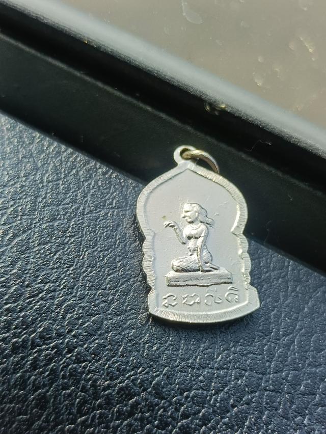 เหรียญเสมาเล็ก หลังนางกวัก หลวงพ่อเต๋ คงทอง วัดสามง่าม จ.นครปฐม ปี 2520 ****************************หลวงพ่อเต๋ คงทอง อดีตพระเกจิชื่อดังของจังหวัดนครปฐ รูปย่อยที่ 2