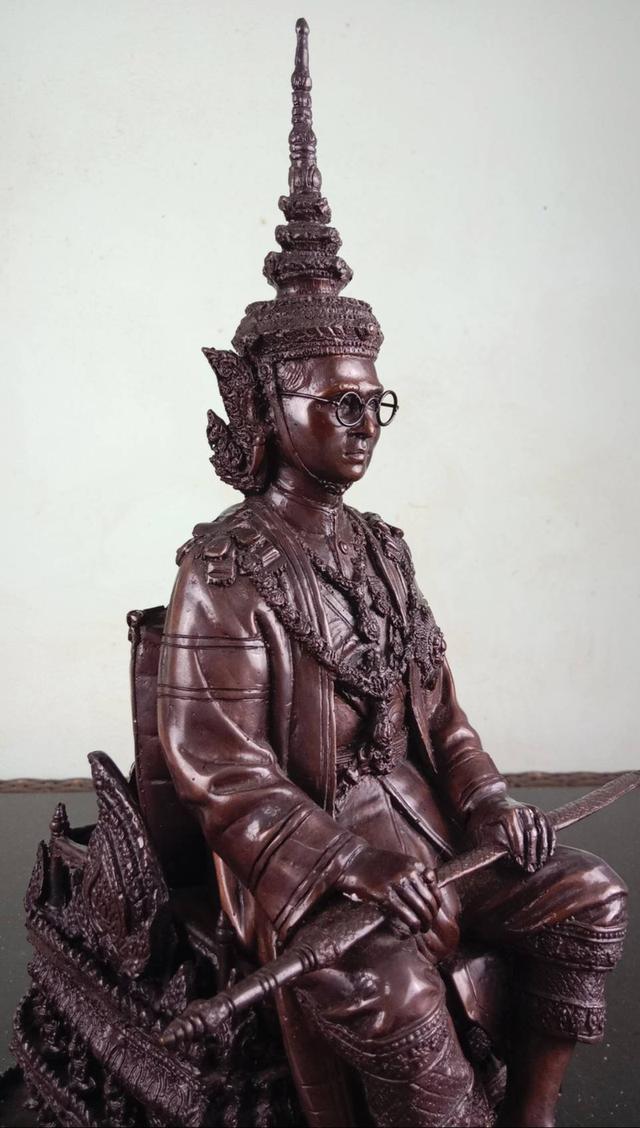 774.พระบรมรูปหล่อในหลวงรัชกาลที่ 9 พระบาทสมเด็จพระปรมินทรมหาภูมิพลอดุลยเดช ทรงประทับบนพระที่นั่งราชยานพุดตานทอง เ รูปที่ 9