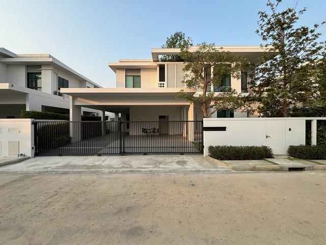 มัณฑนา บางนา กม.15 Fully furnished 4 ห้องนอน 5 ห้องน้ำ 1 ห้องแม่น้ำห้องน้ำในตัว Master bedroom with walk-in closet 1