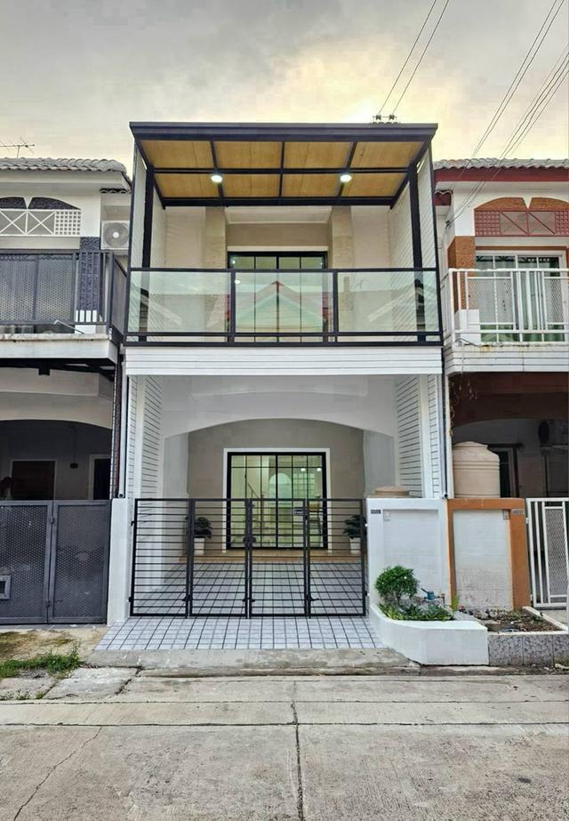🔥 🏡 ✦ บ้านสวยพร้อมอยู่ ทำเลดี! ✦ 🏡 🔥 ขายทาวน์เฮาส์รีโนเวทใหม่ทั้งหลัง พร้อมเข้าอยู่ โซนนนทบุรี ✨ ราคาเพียง 1.59 ล้านบาท! 3