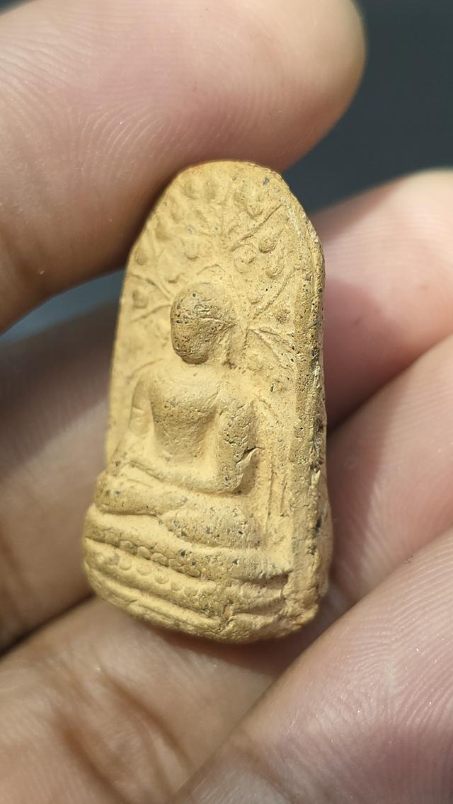 พระคงลำพูน  4