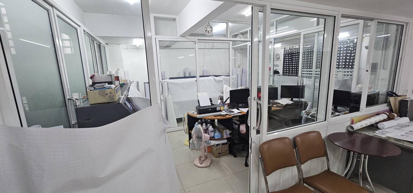 โฮมออฟฟิศ อุดมสุข 50 ตารางวา พื้นที่ใช้สอยทั้งหมด 580 ตารางเมตร ขาย 16 ล้านบาท ให้เช่า 60,000 บาท 13