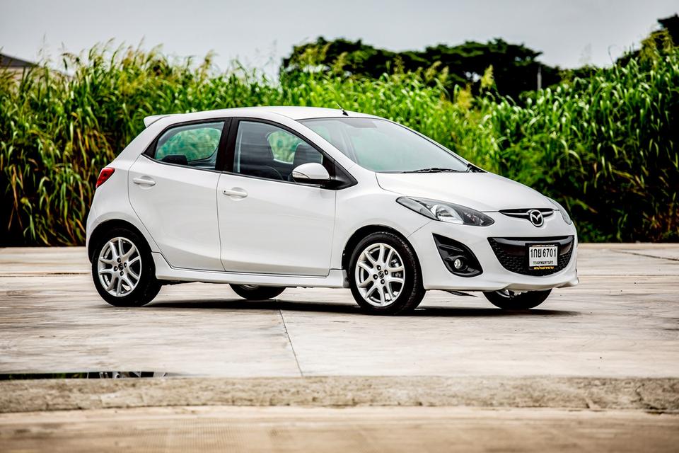 Mazda2 1.5 Spirit Sport สีขาว ปี 2013 มือเดียวป้ายแดง