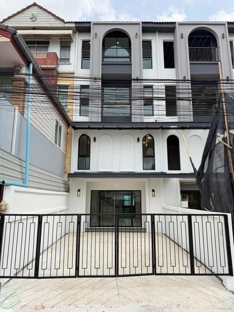 P822 ขายทาวน์โฮม 4 ชั้น ลาดพร้าว 110 ถนนลาดพร้าว ใกล้โรงพยาบาลลาดพร้าว ใกล้โรงพยาบาลเวชธานี เดอะมอลล์บางกะปิ Lotus บางกะปิ 2