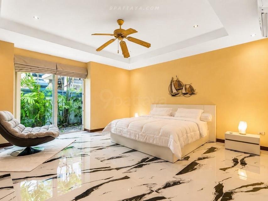 Siam Royal View Pattaya, an exclusive residential project positioned on one of Pattaya’s high viewpoints. Spacious private residence with large living 6