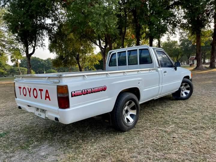 Toyota Hilux Hero สีขาว 8